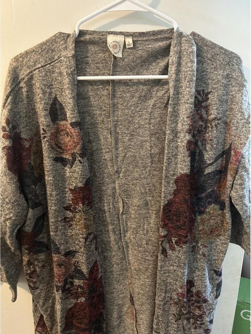 Live in the Moment Gray floral cardigan size L - Picture 2 of 7